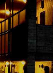 マンションの通路に明かりが灯る