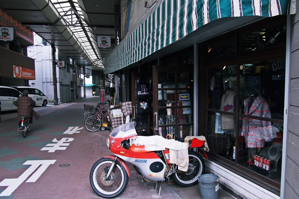 MV　AGUSTAのある店先