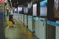 東京駅にてスマホする