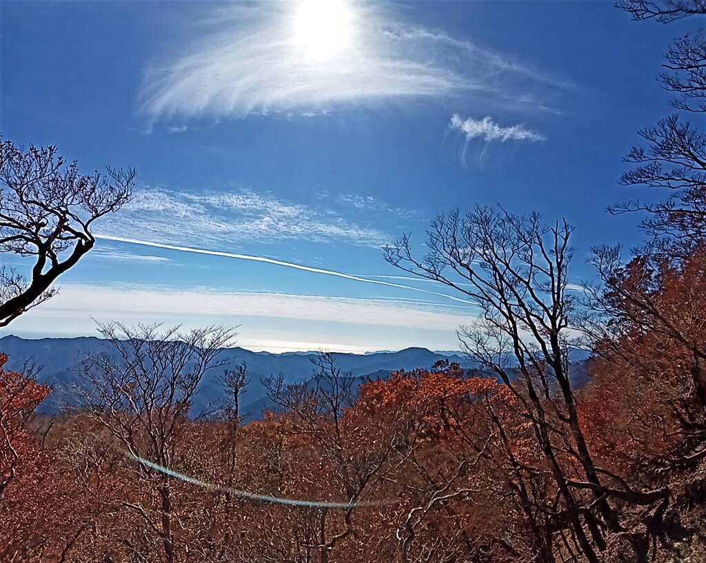 迷岳と晩秋の空