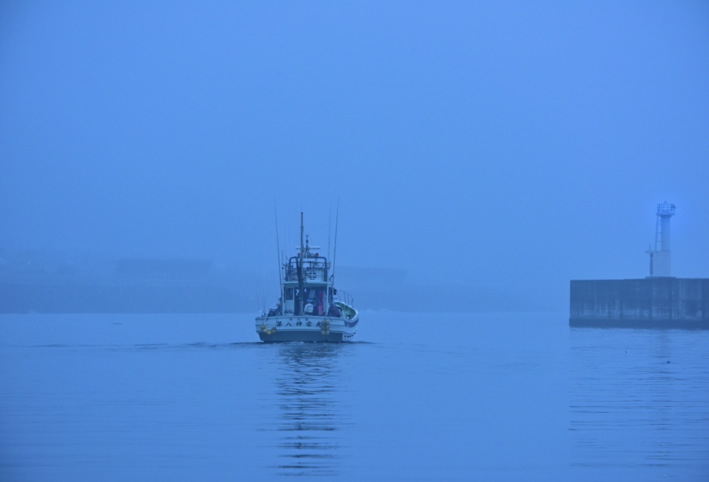 霧の立ち込める海へ