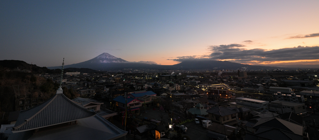 富士の街より富士山を望む