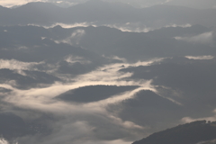 雲の波間に