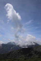 五竜岳から伸びる雲