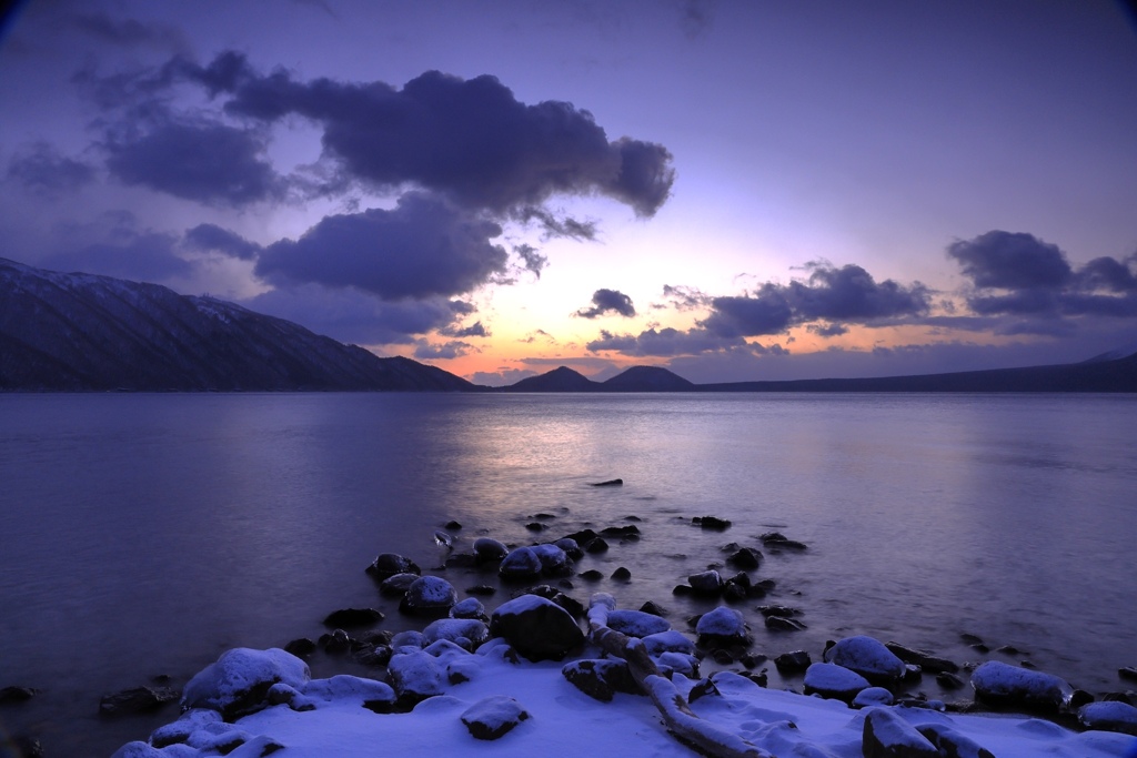 静かな冬の湖畔