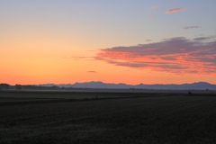 日の出前の田園風景