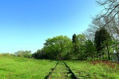 線路は緑の中へ