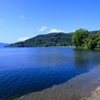 朝の湖畔