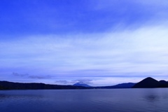 湖上の秋空