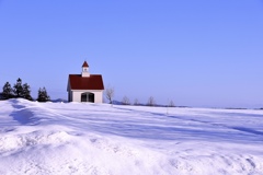 赤い家のある風景
