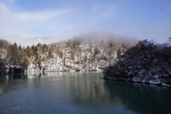 ダム湖の冬景色