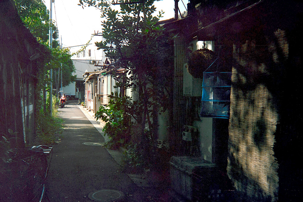 赤いバイクと午後の影