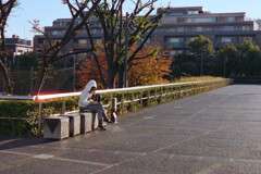 秋の舗道の白フード