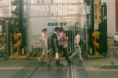 通過する人
