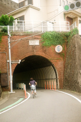 トンネルの上の家