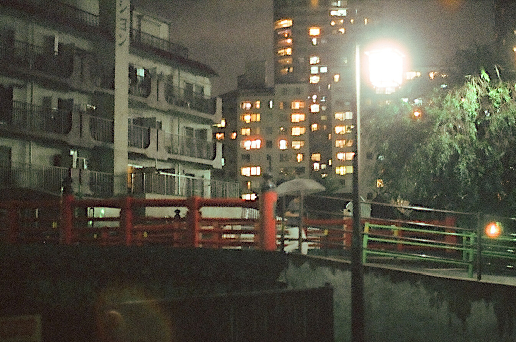 雨夜の佃小橋