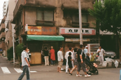 幸楽の前で
