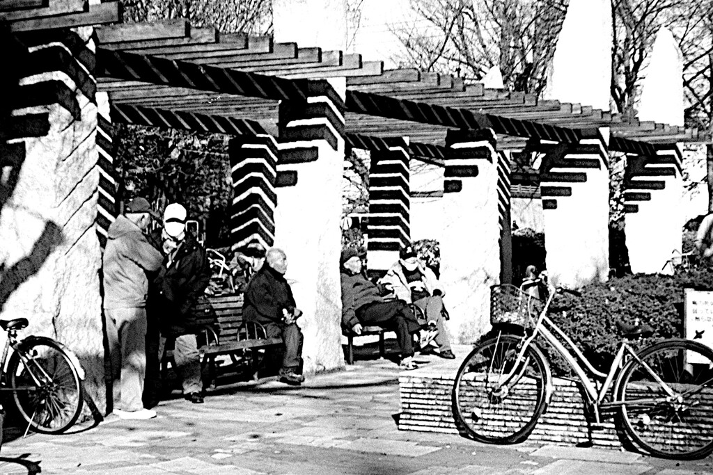 影を重ねた男たち