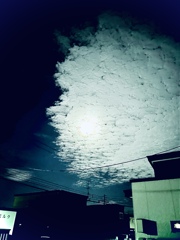 スーパームーン、雲の遮光カーテン