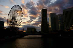 雲と夕焼けと観覧車