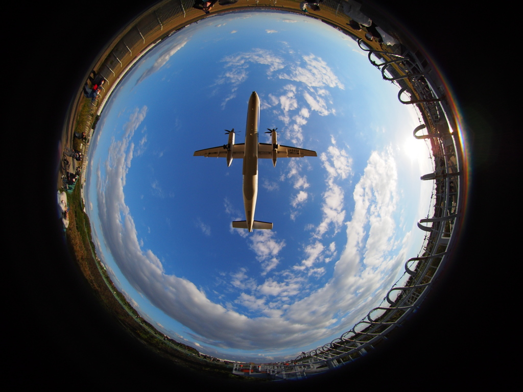 秋空とプロペラ機。