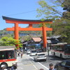 鳥居を潜る