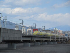 何で？