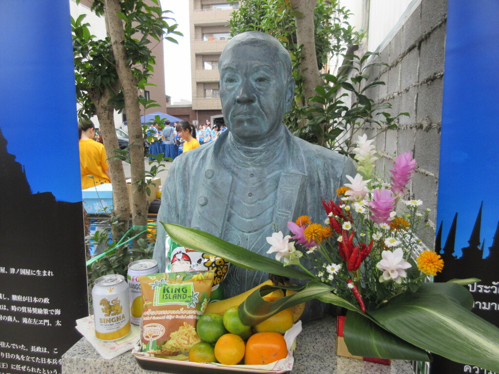 山田長政像