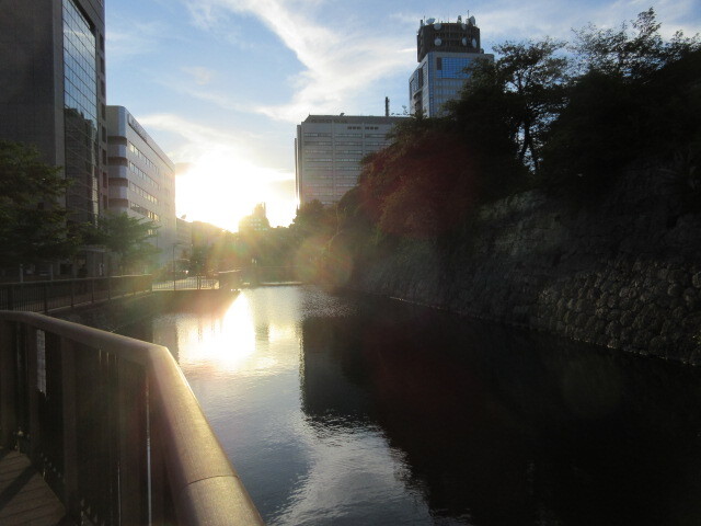 お濠に夕日を映す