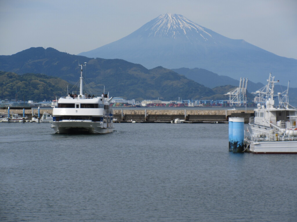 フェリーも入港