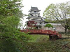 濠と朱色の橋