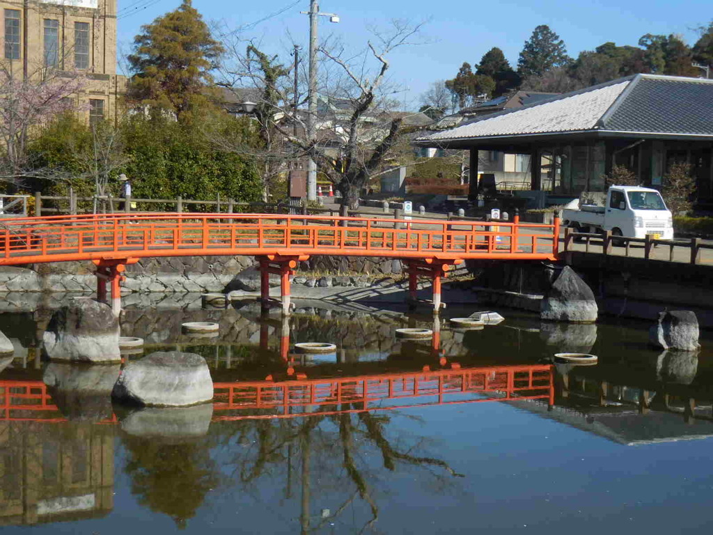 朱塗りの橋