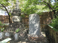 お愛の方のお墓です