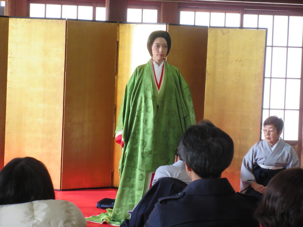 十二単着付け実演　２　