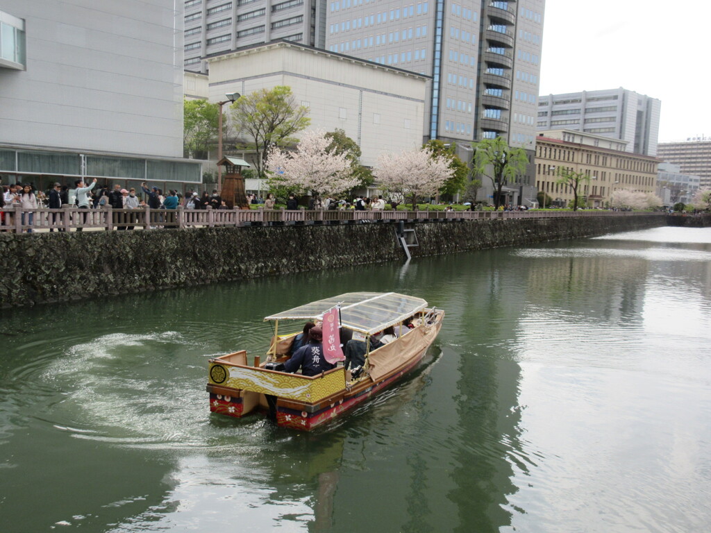 お濠を行く