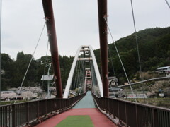 橋を渡る