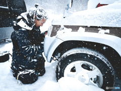 雪の中の車修理