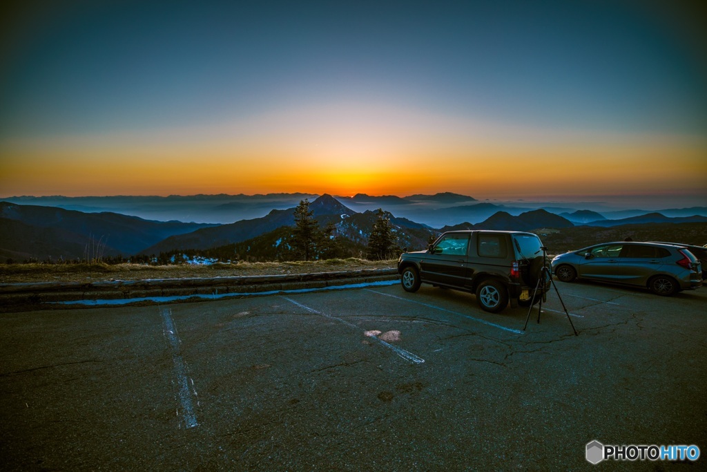 愛車と横手山から眺む夕陽