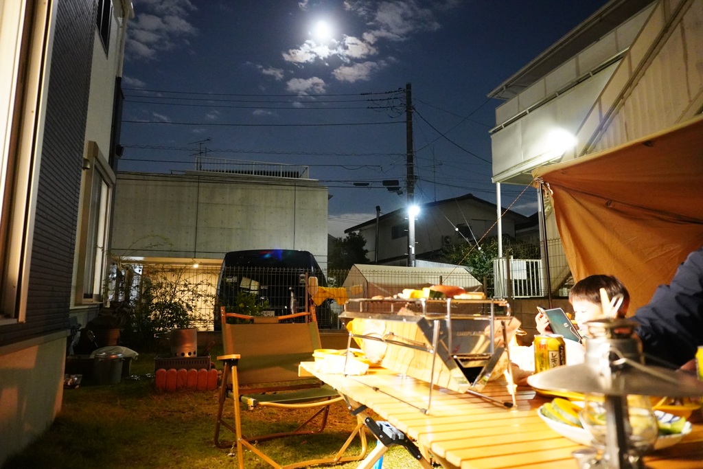 庭でBBQの夜空