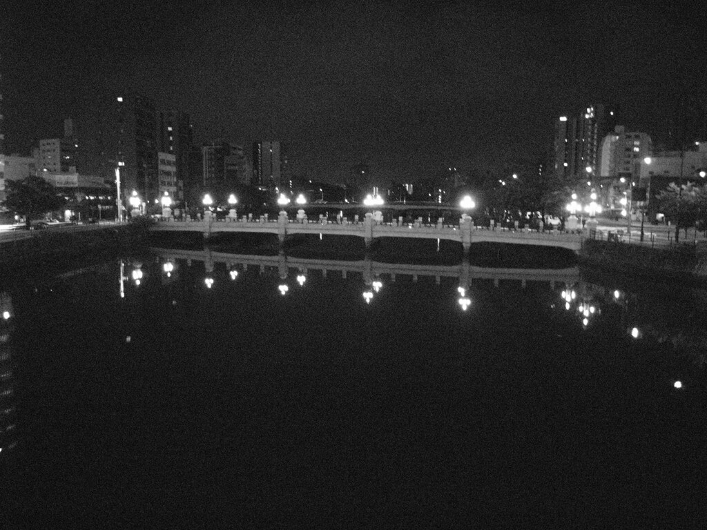 夜の街外れ