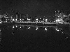 夜の街外れ