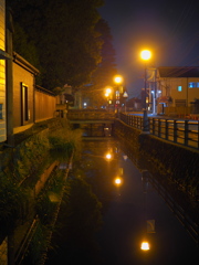 街燈の川流れ