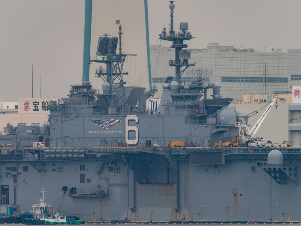 強襲揚陸艦「アメリカ」艦橋
