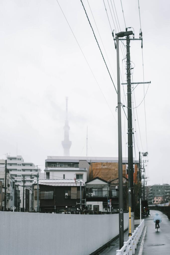 電波塔は霧の中