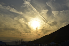 雲に埋まる夕日１
