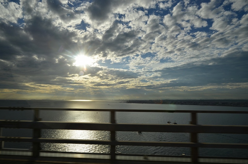 車窓から雨上がりの播磨湾を