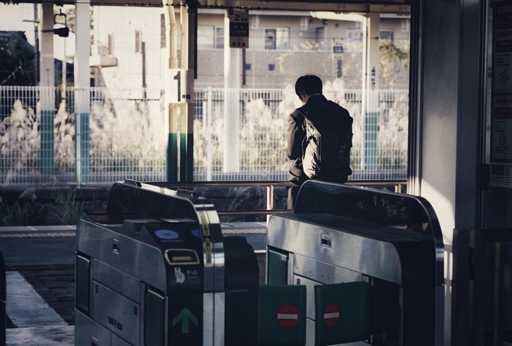 駅にて
