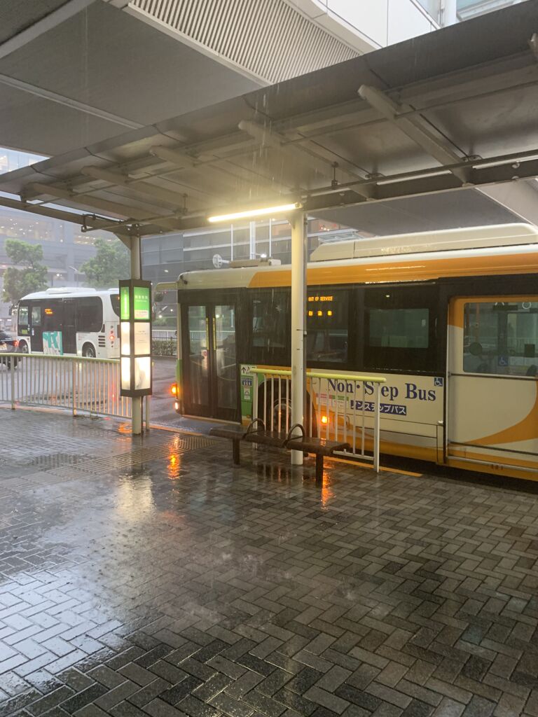 東條賢士の大雨の中のバス