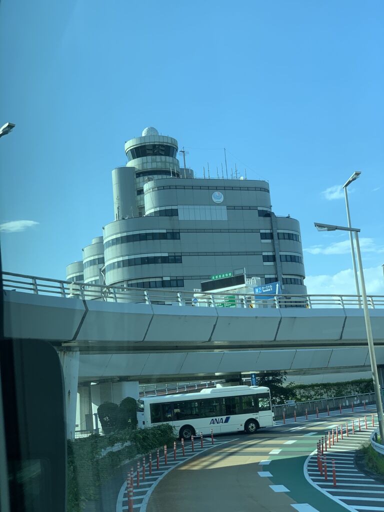 東條賢士の空港のビル