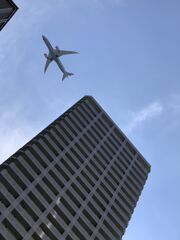 東條賢士の飛行機と高いビル